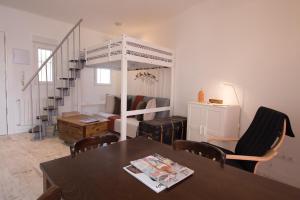 Posezení v ubytování For You Rentals Acacias apartment TEMPORAL ACA11