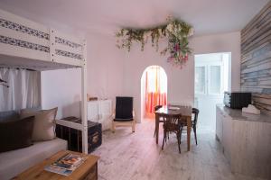 Posezení v ubytování For You Rentals Acacias apartment TEMPORAL ACA11