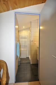La ForceにあるL'Escale Dordogneのバスルーム(トイレの隣にウォークインシャワー付)