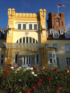 ein Gebäude mit einer Flagge darüber in der Unterkunft Schloss Lelkendorf - Fewo Parkblick in Lelkendorf