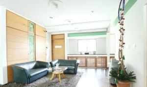 Area soggiorno di Treebo Edha Suites Koramangala