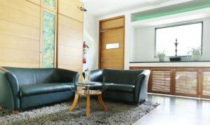 Area soggiorno di Treebo Edha Suites Koramangala