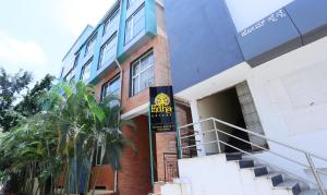 un edificio con un cartello sul lato di Treebo Edha Suites Koramangala a Bangalore