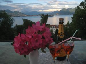 バヴェーノにあるLaPanoramicaのグラス2杯と花、シャンパン1本付きのテーブル
