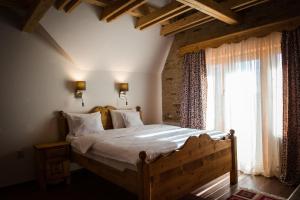 A bed or beds in a room at Pensiunea Colt de Rai
