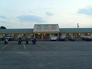 un groupe de motocycles garés dans un parking devant un bâtiment dans l'établissement Relax Inn - Shelby, à Shelby