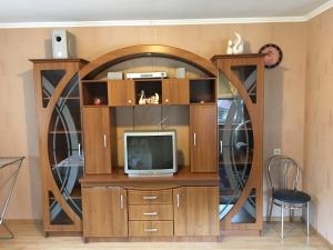 a entertainment center with a tv in a room at Гостевой дом Юран in Mizhhirʼʼya