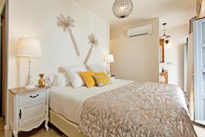 Postel nebo postele na pokoji v ubytování EL TORREON 109 CHARMING B&B - Recomendado Adultos + 21 fotografií