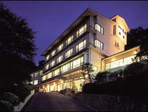 ein großes Gebäude mit vielen Fenstern in der Nacht in der Unterkunft Kameya Ean in Izunokuni