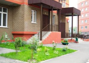 ズヴェニゴロドにあるSuponevo Studio Apartment Zvenigorodの正面に庭園がある建物