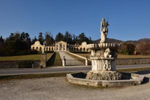fontanna przed budynkiem z drogą w obiekcie Agriturismo Memento w mieście Follina