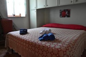 Angolo Verde tesisinde bir odada yatak veya yataklar