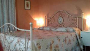 - une chambre dotée d'un lit avec un couvre-lit floral dans l'établissement Podere La Fausta, à Serravalle Pistoiese