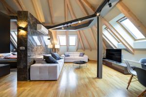Bishop Apartments في برنو: غرفة معيشة مع أريكة بيضاء ومدفأة