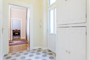 ブダペストにあるLuxury & Antique Charmの白いドアのある廊下、テーブルのある部屋