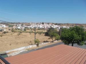 uitzicht op een stad vanaf het dak van een huis bij Guest House Sabores da Beira in Castro Marim