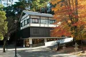 a large house with a black and white at Mizuhasou in Miyajima