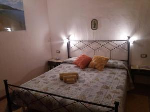 um quarto com uma cama com duas almofadas em B&B Gli Archi em Sìnnai