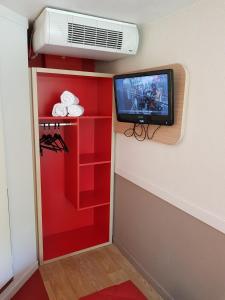 TV a/nebo společenská místnost v ubytování Premiere Classe Lyon Ouest - Tassin