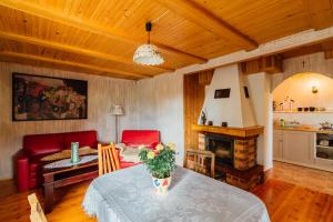 uma sala de estar com uma mesa e uma lareira em Domek pod bukami em Szymbark