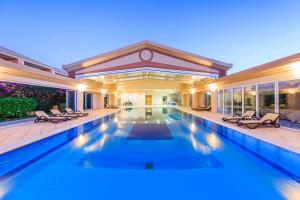 a swimming pool in the middle of a house at Lakeside Country Club - Apartamentos Turísticos in Quinta do Lago