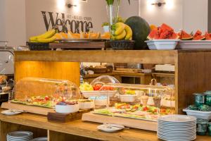 - un buffet de fruits et légumes sur une table dans l'établissement Three Corners Hotel Anna, à Budapest