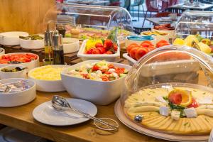 Three Corners Hotel Anna في بودابست: طاولة عليها أنواع مختلفة من الطعام