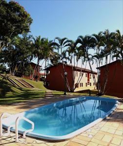 The swimming pool at or close to Chalé em Ilhabela - Praia de Itaguassu