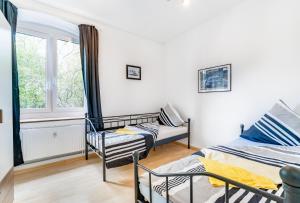 una camera da letto con due letti e una finestra di Nurburgring Rooms Pinocchio ad Adenau