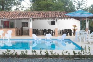 Bazén v ubytování Finca Hotel Guali Santafe nebo v jeho okolí