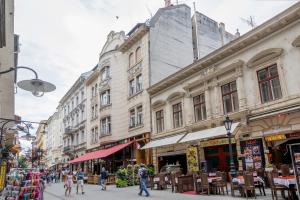 une rue avec des bâtiments et des personnes marchant dans une rue dans l'établissement Luxury & Antique Charm, à Budapest