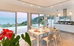 uma cozinha e sala de jantar com mesa e cadeiras em Villa U Scudu em Campomoro
