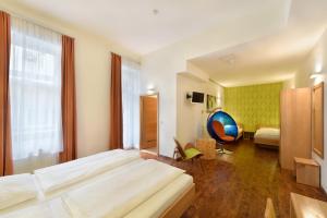 um quarto com uma cama grande e uma janela grande em Hotel Mocca em Viena