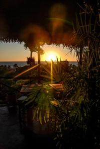 - un coucher de soleil sur la plage dans l'établissement Coucher de Soleil, à Ambatoloaka