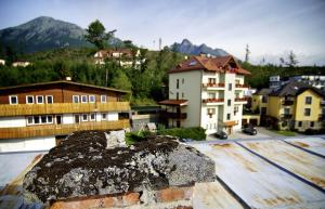 uitzicht op een stad met huizen en gebouwen bij Villa Krejza in Vysoke Tatry - Horny Smokovec