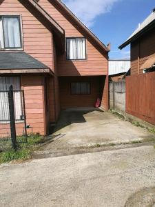 una casa con una entrada delante de ella en Cabaña Villarrica 1254, en Villarrica