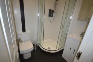 Vonios kambarys apgyvendinimo įstaigoje 1A, Opera House 1st Floor by Indigo Flats