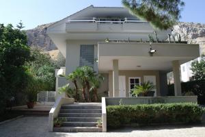 een wit huis met een trap ervoor bij Domus Billi in Palermo