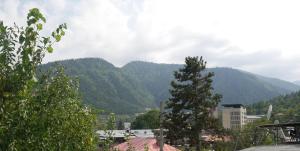 Vista generica sulle montagne o vista sulle montagne dall'interno dell'appartamento