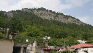 Vista generica sulle montagne o vista sulle montagne dall'interno dell'appartamento