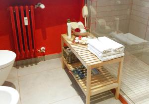 A bathroom at Appartamento Rosso a Milano, vicino allo IEO