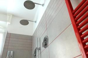 A bathroom at Appartamento Rosso a Milano, vicino allo IEO