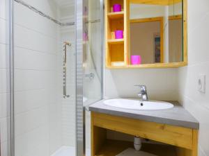 W łazience znajduje się umywalka i prysznic. w obiekcie Résidence Asphodeles w Méribel