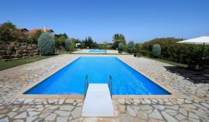 Bazén v ubytovaní Beautiful Sani Villa alebo v jeho blízkosti