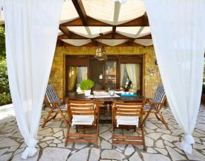 Patio nebo venkovní prostory v ubytování Beautiful Sani Villa