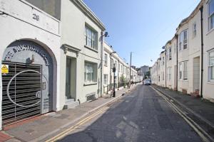 una calle vacía en una ciudad con edificios en Artist Studio - By My Getaways, en Brighton & Hove