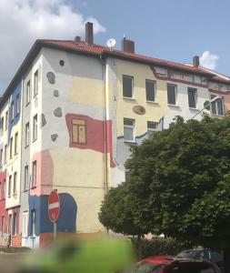 un edificio con un dipinto sul lato di Apartment Hundertwasser a Erfurt