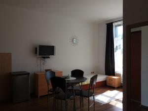 Televízia a/alebo spoločenská miestnosť v ubytovaní Apartmán Maršík