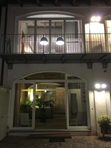 カナーレにあるAlla Corte dei Bertoli SPAの照明付きバルコニーのある建物への入り口