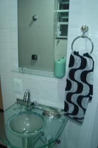 baño con lavabo, espejo y toalla en Apartamento da Marlene, en Río de Janeiro